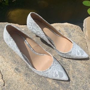 badgley mischka white and silver sparkles pumps